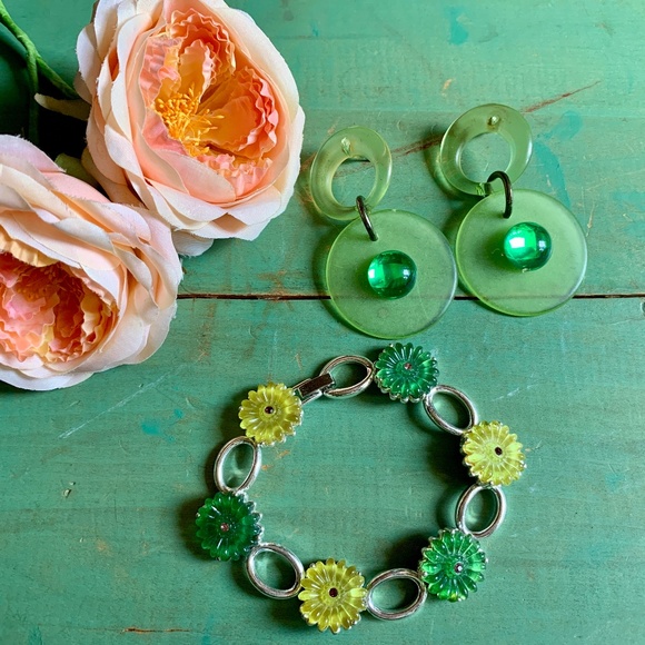 💚 Pretty Yellow & Green Flower Bracelet & Retro Green Circle Dangles 💚 - Picture 1 of 6
